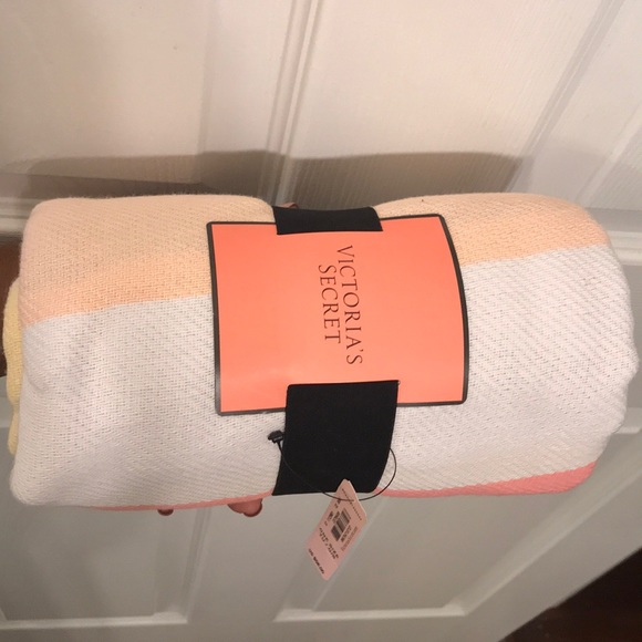 Victoria's Secret Accessories - NEW VICTORIA SECRET BEACH 🏖 🏝 TOWEL w/TAG